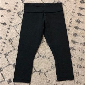 Lululemon Crop in Gray in Size 6